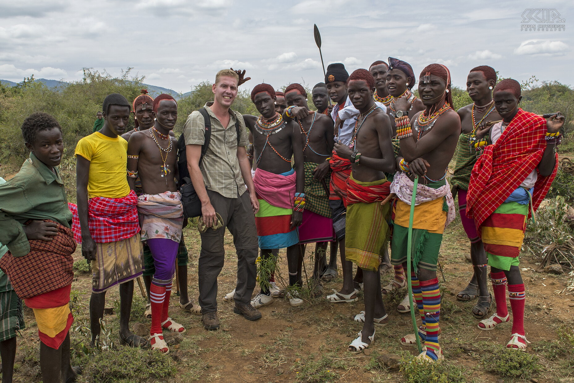 Kisima - Samburu lmuget - Morans en Stefan Ikzelf tussen een groep jonge Samburu morans. Ze waren zeer vriendelijk en ook wel nieuwsgierig en het was een fascinerende ervaring om de vele aspecten van hun ceremonies, tradities en cultuur te leren kennen. Als fotograaf was het boeiende en wondermooie dag. Stefan Cruysberghs